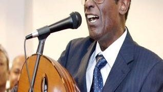“ود الأمين” ينعي الشيخ “محمدأحمد حسن” ويعتذر عن “لايف غنائي”