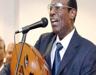 “ود الأمين” ينعي الشيخ “محمدأحمد حسن” ويعتذر عن “لايف غنائي”