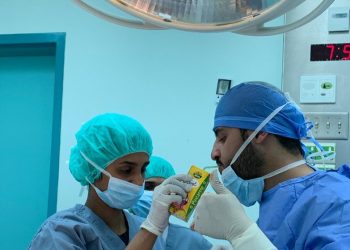 صورة طبيب سعودي يتناول إفطاره أثناء عملية للدماغ تشعل منصات التواصل ووزير الصحة يكرمه