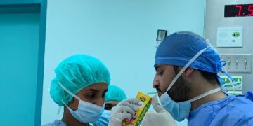 صورة طبيب سعودي يتناول إفطاره أثناء عملية للدماغ تشعل منصات التواصل ووزير الصحة يكرمه