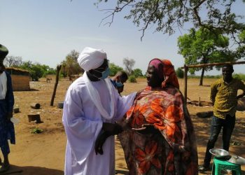 شاهد بالصورة : عضو بالمجلس السيادي السوداني يلتقي زميلته في الإبتدائي مصادفة بعد 30 عاماً تعمل بائعة للشاي