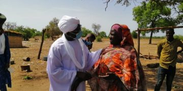 شاهد بالصورة : عضو بالمجلس السيادي السوداني يلتقي زميلته في الإبتدائي مصادفة بعد 30 عاماً تعمل بائعة للشاي