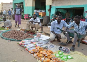 “إن لم يقتلنا الوباء فسيقتلنا الجوع” يقول محدودو الدخل عقب إعلان الحكومة تمديد الحظر لأسبوعين فهل تنجح التدابير الرسمية في مواجهة المعضلة؟