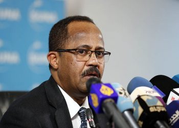 وزير الصحة د.”أكرم” يتهم مدراء إدارات بوزارته كان قد عينهم بـ”عدم الأمانة والكفاءة”