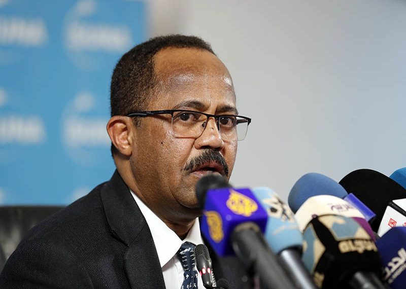 وزير الصحة د.”أكرم” يتهم مدراء إدارات بوزارته كان قد عينهم بـ”عدم الأمانة والكفاءة”