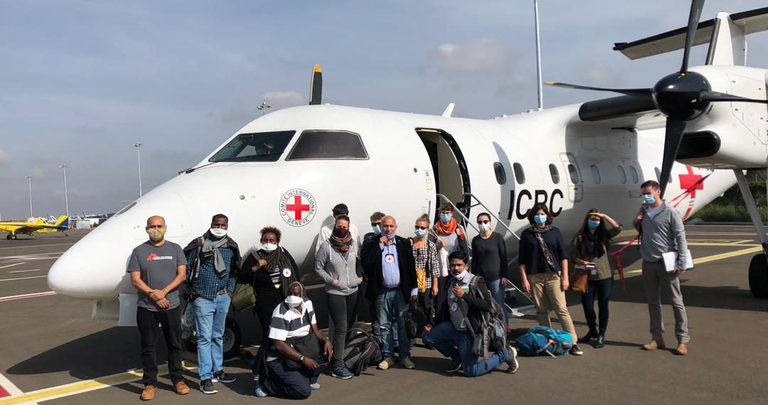 وصول طاقم طبي وموظفي دعم تابعين للصليب الأحمر وأطباء بلا حدود الخرطوم عبر رحلة انسانية