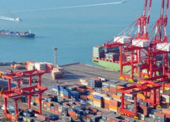 خبراء تراكم السفن والحاويات بالميناء يضر بالاقتصاد