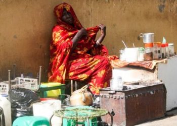استمرار الحظر يفاقم معناة الشرائح الضعيفة بالسودان