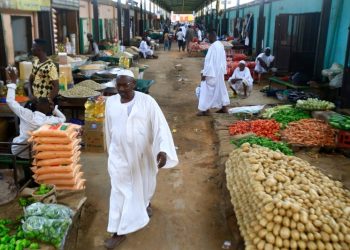 تجار الخرطوم : الحظر اضر بالتجار ولكنهم ( لم يتركوا العمل)