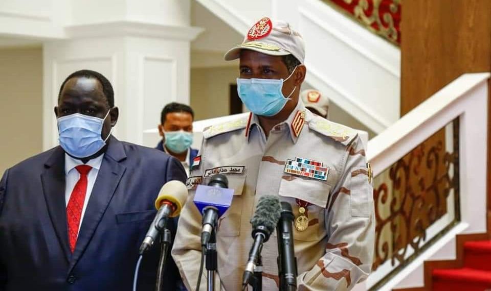 حميدتي : عقب لقائه الرئيس سلفاكير بجوبا يؤكد أن مفاوضات السلام تمضي بصورة طيبة وخطي ثابتة نحو غاياتها المنشودة