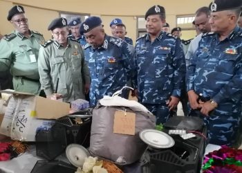 مديرعام قوات الشرطة يقف على ضبطية مخدرات بمطار الخرطوم