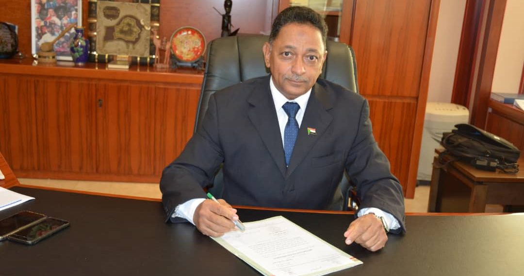 الحكومــة : تفاهمات مع الامارات في مجالات الغاز والتعدين والموانئ