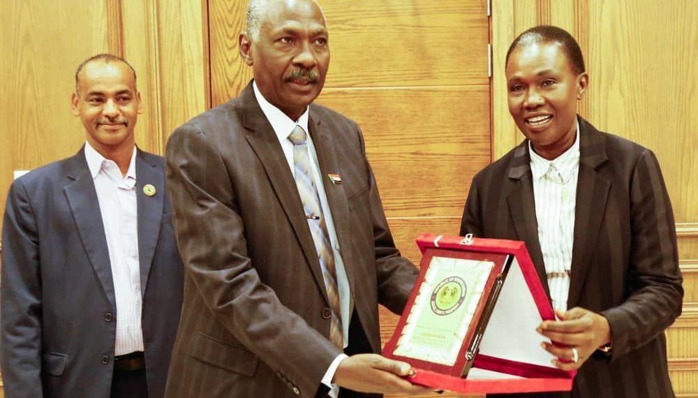 وزير الدفاع السوداني يستعرض المسائل المتعلقة بالشؤون الأمنية والسلام مع وزيرة الدفاع بدولة جنوب السودان بجوبا