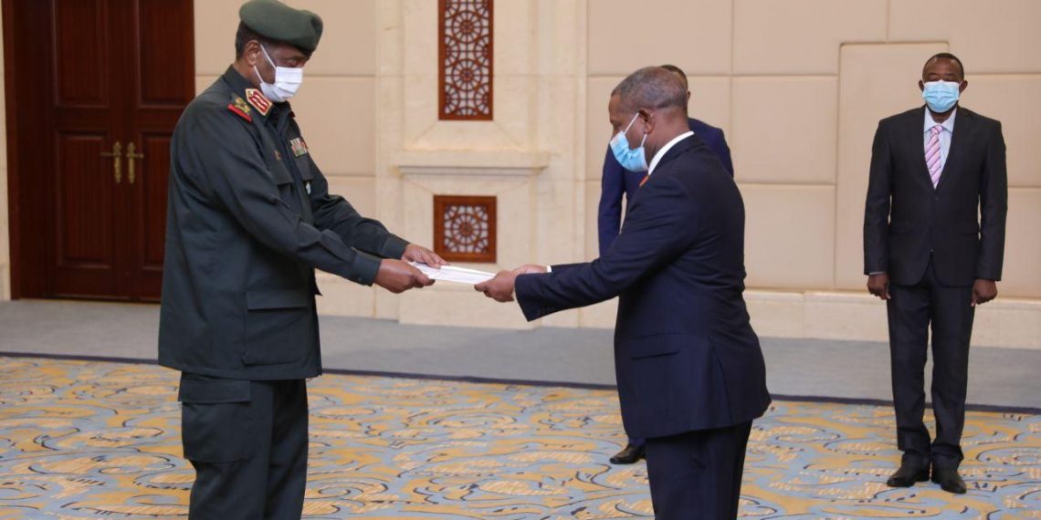 سفير أثيوبيا لدى الخرطوم يقدم أوراق إعتماده لرئيس مجلس السيادة الإنتقالي