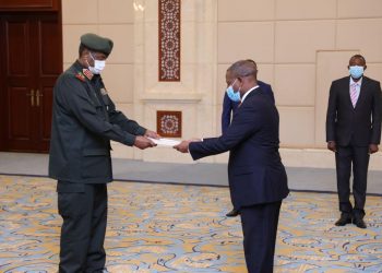 سفير أثيوبيا لدى الخرطوم يقدم أوراق إعتماده لرئيس مجلس السيادة الإنتقالي