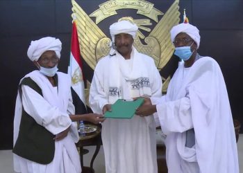 البرهان يلتقي وفد قيادات قبائل البني عامر والحباب بولايات شرق السودان.
