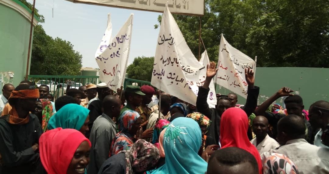 وقفة احتجاجية للنازحين بمعسكر موسية بنيالا امام أمانة حكومة الولاية