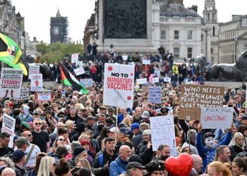 الآلاف يحتجون على قيود كوفيد-19 في وسط لندن