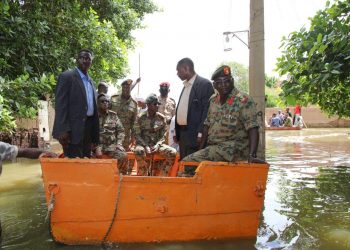 كباشي يتفقد عددا من القرى التي غمرتها المياه بمحلية جبل الأولياء