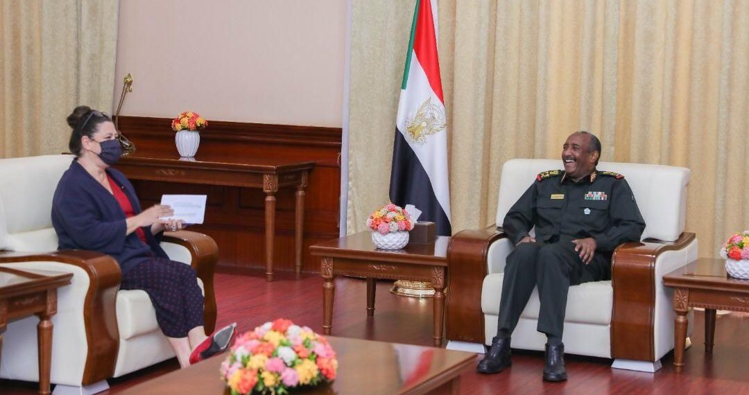 البرهان يلتقي سفيرة فرنسا بالخرطوم