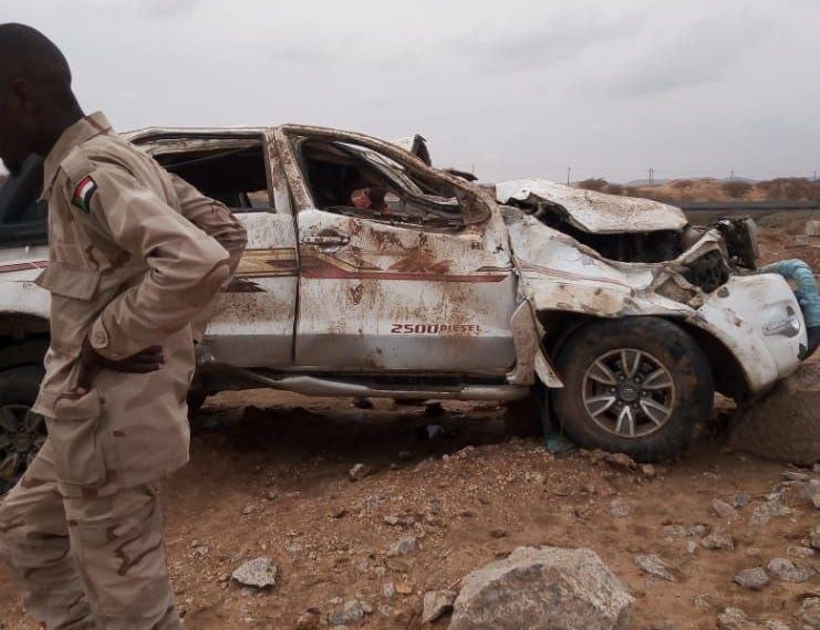 ضابط بالدعم السريع يسعف 7 مصابين بعد انقلاب عربتهم البوكس في طريق الخرطوم عطبرة