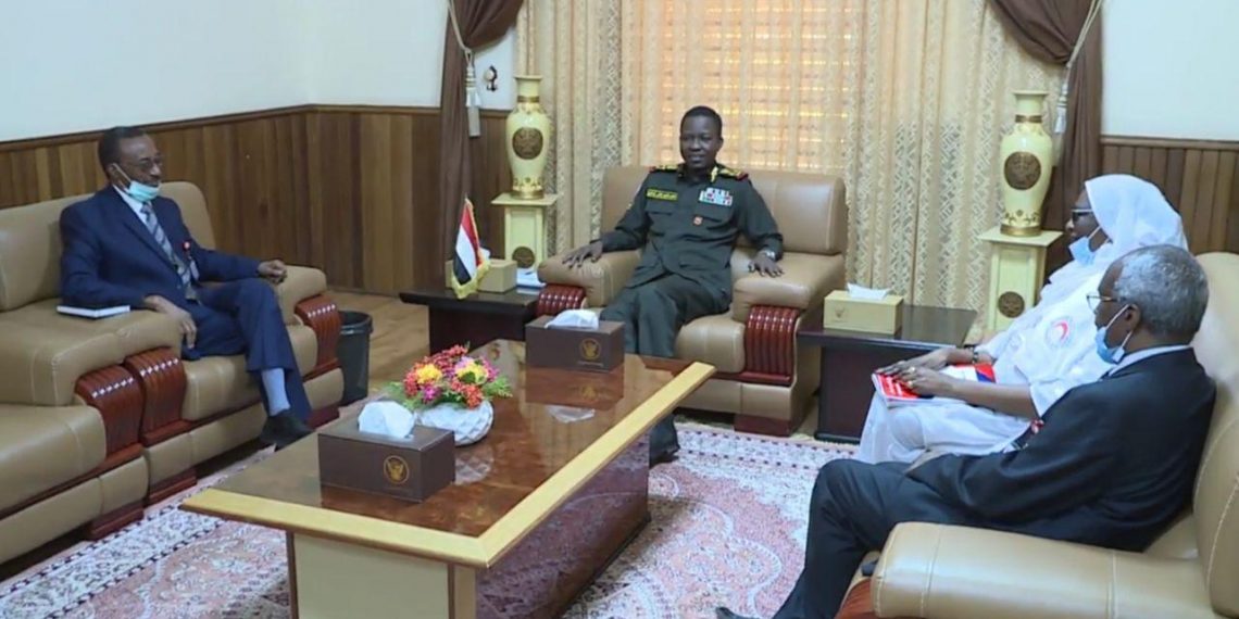 كباشي  يلتقي وفد جمعية الهلال الأحمر السوداني