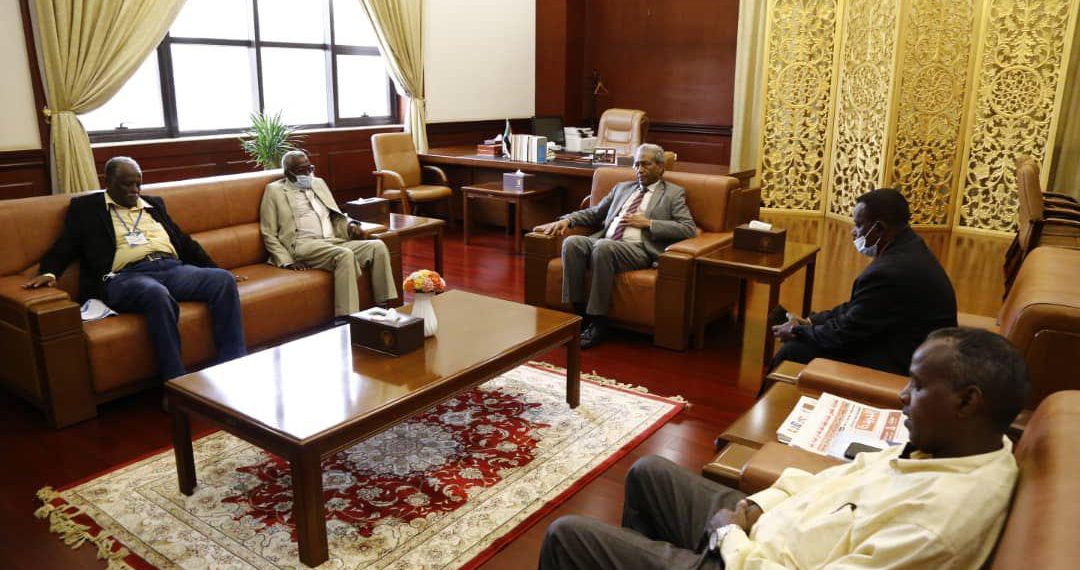 مولانا حسن شيخ إدريس قاضي يلتقي والي البحر الأحمر يطلع على مجمل الأوضاع بالولاية