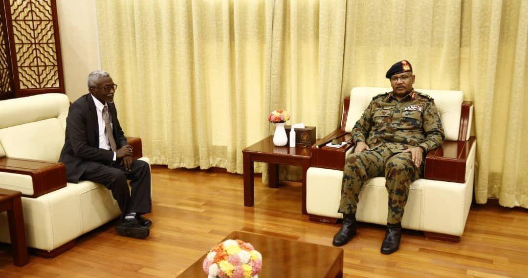 إبراهيم جابر يطلع على الأوضاع بالبحر الأحمر