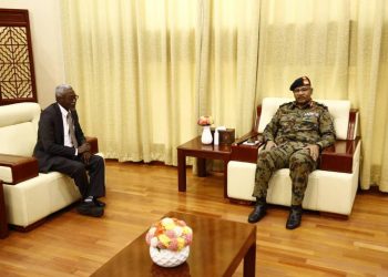 إبراهيم جابر يطلع على الأوضاع بالبحر الأحمر