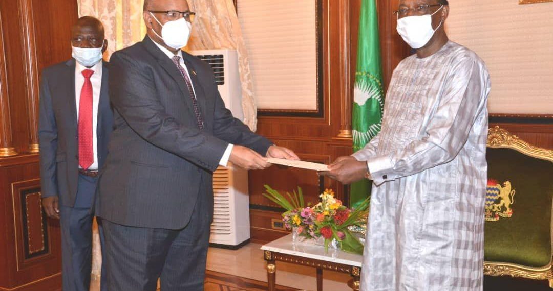 الرئيس التشادي يتسلم رسالة من البرهان تتعلق بالعلاقات الثنائية بين البلدين