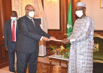 الرئيس التشادي يتسلم رسالة من البرهان تتعلق بالعلاقات الثنائية بين البلدين