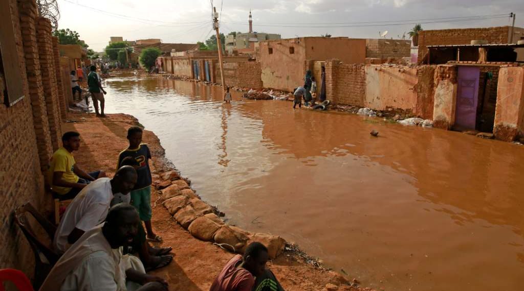 مواطنون يستغيثون .. الفيضان داخل منازلهم