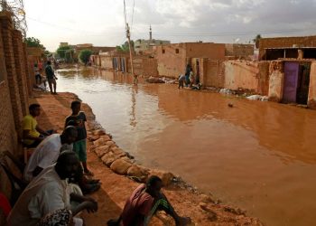 مواطنون يستغيثون .. الفيضان داخل منازلهم