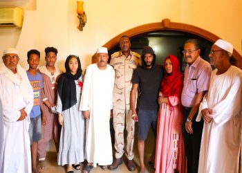 قائد ثاني قوات الدعم السريع الفريق عبد الرحيم “دقلو” يسجل زيارة لأسرة طالب الطب المعتدى عليه