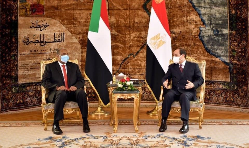البرهان يعود للبلاد بعد زيارة رسمية لجمهَورية مصر العربية التقى فيها السيسي ورئيس حزب الاتحاد الديمقراطي الاصل