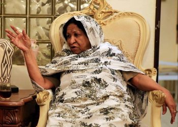 تشكيلية سودانية ترفض وسام الجمهورية الفرنسية للآداب بسبب الاساءة للرسول صلى الله عليه وسلم