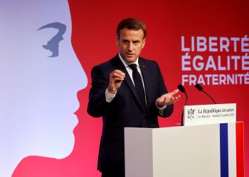 ماكرون: الإسلام يعيش أزمة في كل مكان بالعالم