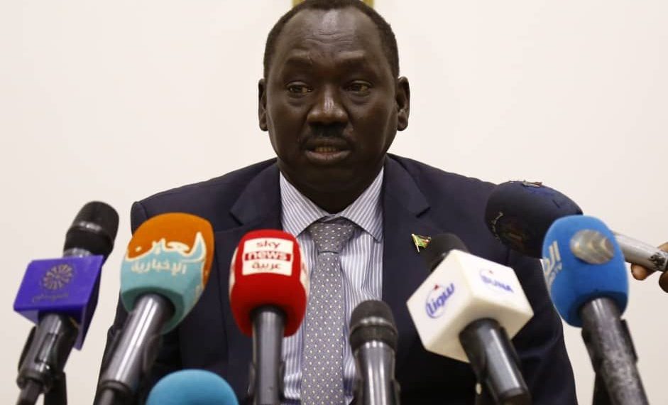 د. ضيو مطوك يستعرض برنامج الإحتفال بالتوقيع النهائي لإتفاق السلام