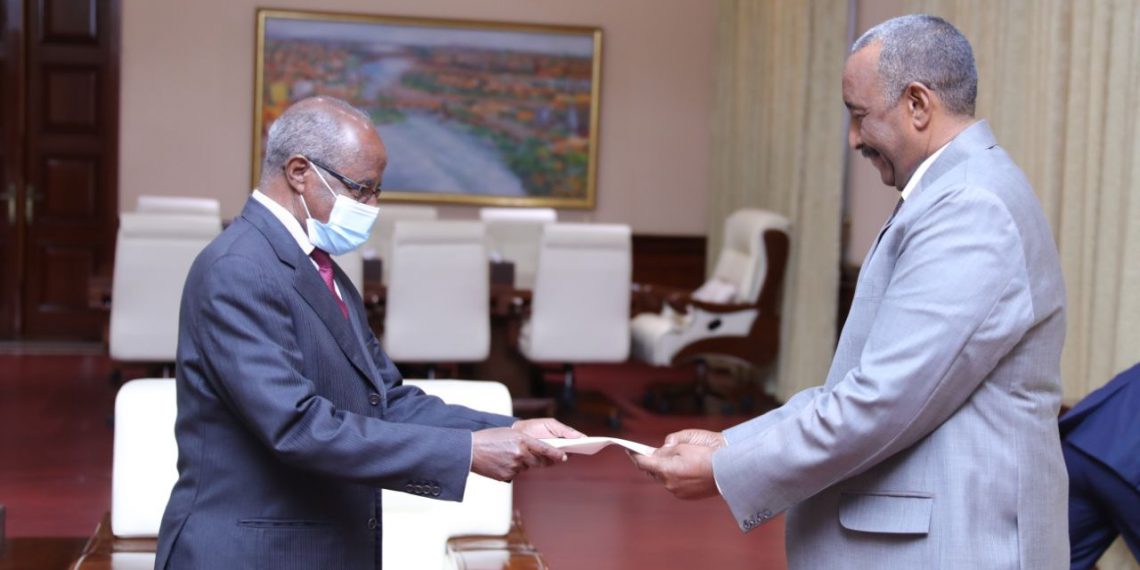 البرهان يتسلم رسالة خطية من الرئيس الأريتري إسياس أفورقي