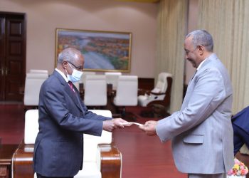 البرهان يتسلم رسالة خطية من الرئيس الأريتري إسياس أفورقي