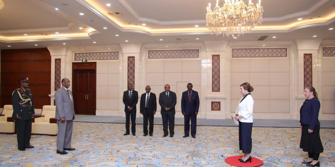 البرهان يتسلم أوراق إعتماد عدداً من السفراء