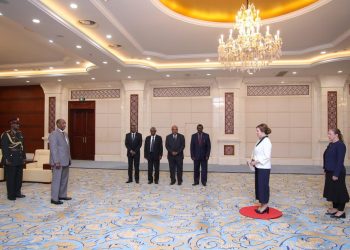 البرهان يتسلم أوراق إعتماد عدداً من السفراء