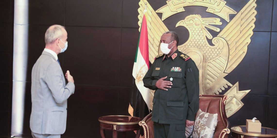 رئيس مجلس السيادة الانتقالي يلتقي نائب رئيس اللجنة الدولية للصليب الأحمر