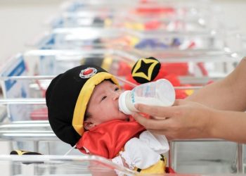 اكتشاف خطير : دراسة مخبرية تكشف مادة “خطيرة” في رضاعات الأطفال