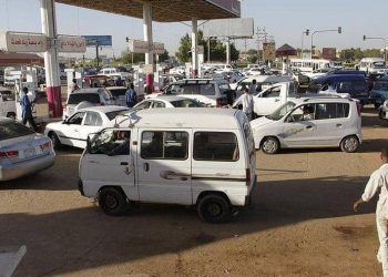 أحزاب سودانية تهدد بإسقاط حكومة حمدوك إذا لم تتراجع عن سياسة تحرير أسعار الوقود