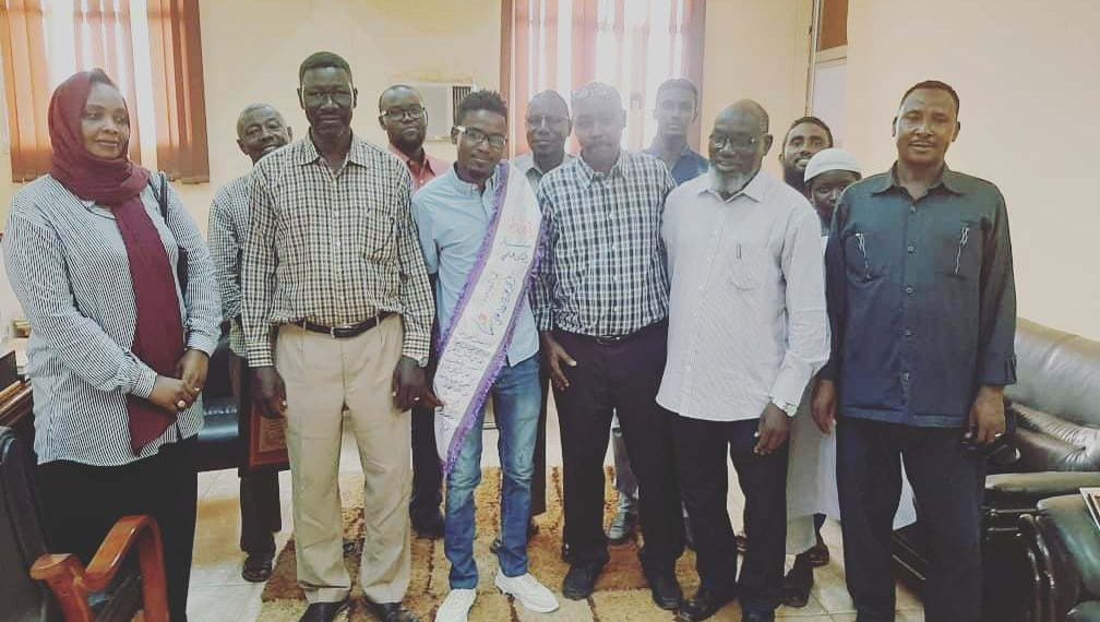 طالب بجامعة التقانة يضع نظرية علمية