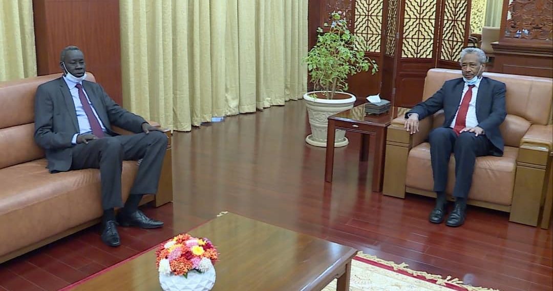 قاضي ودينق الور يبحثان تطوير العلاقات الثنائية بين الخرطوم وجوبا