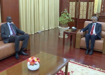 قاضي ودينق الور يبحثان تطوير العلاقات الثنائية بين الخرطوم وجوبا