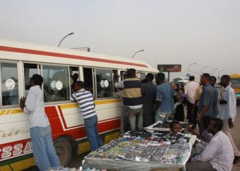 مشاجرة دامية بين مواطن و(كمساري) بسبب تعرفة المواصلات