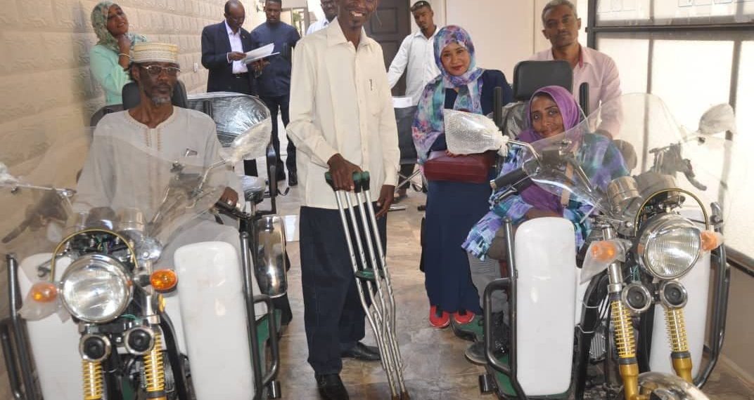 مكتب حميدتي يسلم (مواتر) للمعاقين من قروب مراسي الابداع